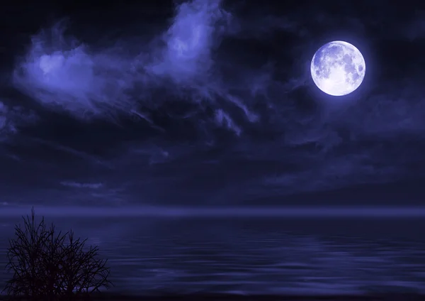 Luna llena sobre el agua — Foto de Stock