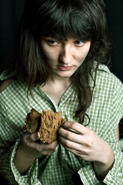 Κακή ζητιάνος γυναίκα με ένα κομμάτι ψωμί — Φωτογραφία Αρχείου