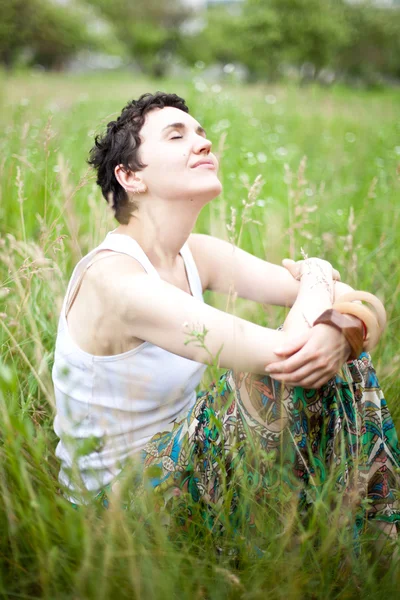 Taze bahar çimlerde oturan kız — Stok fotoğraf