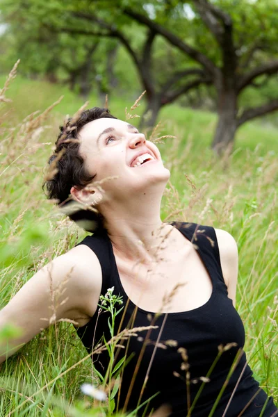 Chica feliz en el campo verde —  Fotos de Stock