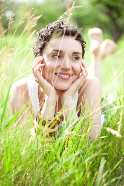 Dziewczyna na zielone pole — Zdjęcie stockowe