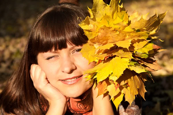 Жінка з осіннім листям — стокове фото