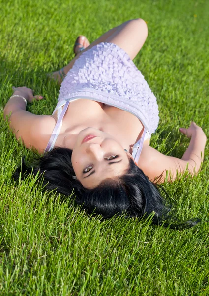 Belle fille couchée sur son dos dans la pelouse . — Photo