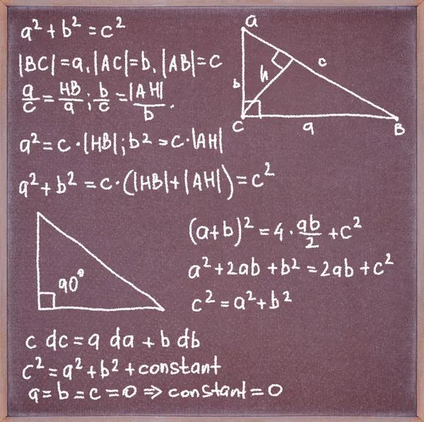 Tableau noir avec formules et équations . — Photo