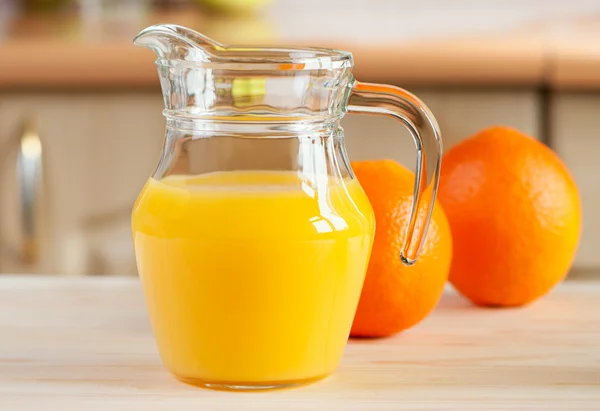 Апельсиновый сок и апельсины. — стоковое фото