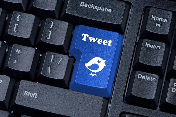 Tastatur mit Tweet und Vogel-Nahaufnahme. — Stockfoto