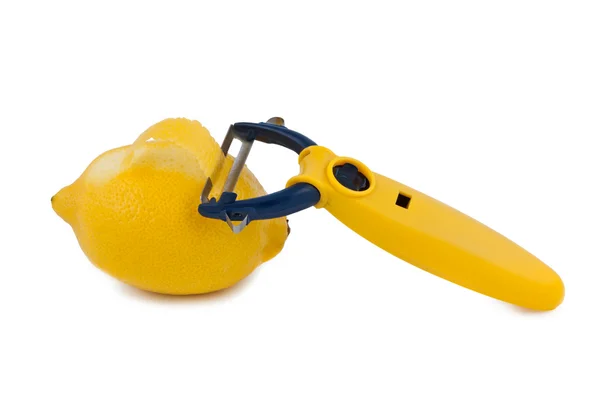Couteau à fruits avec citron sur fond blanc . — Photo