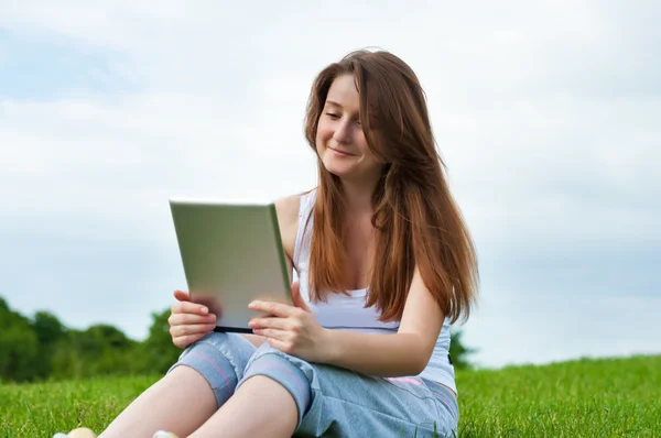 Gelukkig meisje met een Tablet PC. — Stockfoto