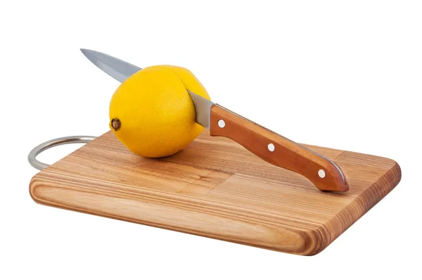Bıçağı limon kesme tahtası üzerinde keser.. — Stok fotoğraf