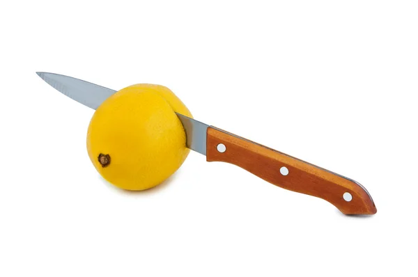 Kniv skär citron. — Stockfoto