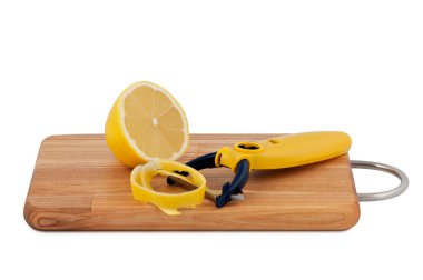 meyve ve limon kesme tahtası üzerinde bıçak.