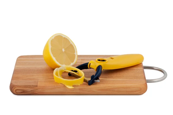 Mes voor het reinigen van vruchten en citroen op snijplank. — Stockfoto