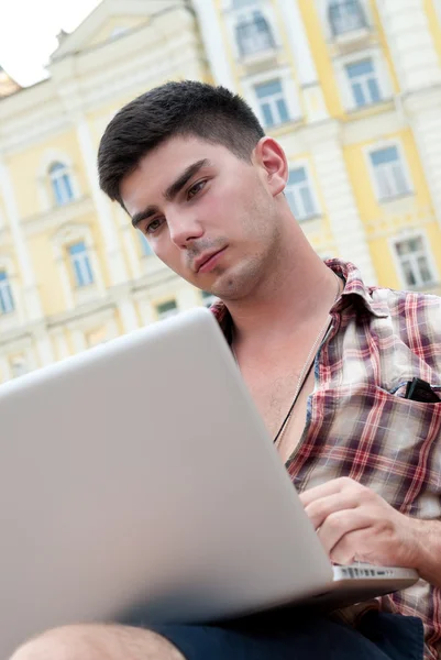 Młody człowiek z laptopem. — Zdjęcie stockowe