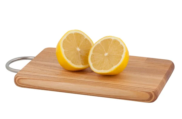 Skär citron på skärbräda. — Stockfoto