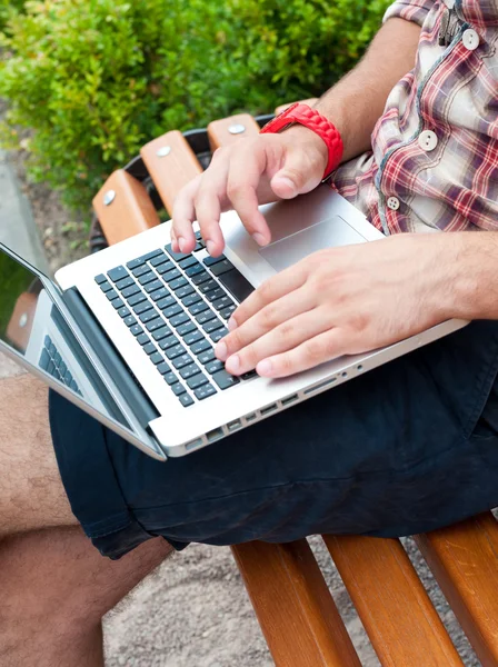 Man typing on laptop. — Stock Photo, Image