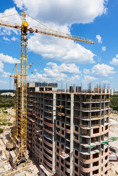 New tall modern building construction with lifting crane — Stock Photo, Image