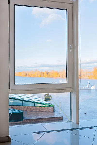Современное пластиковое окно с красивым панорамным видом — стоковое фото