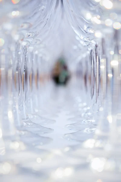 上向きの抽象的な背景がぼやけているワイングラス セット — ストック写真