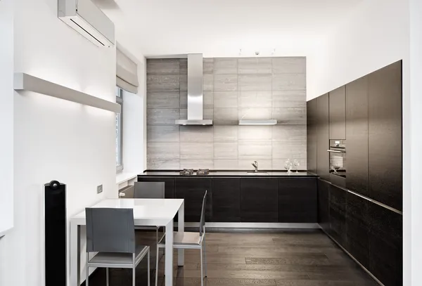 Intérieur de cuisine style minimalisme moderne dans des tons monochromes — Photo