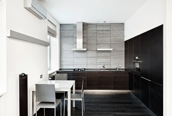 Moderno estilo minimalismo cozinha interior em tons monocromáticos — Fotografia de Stock