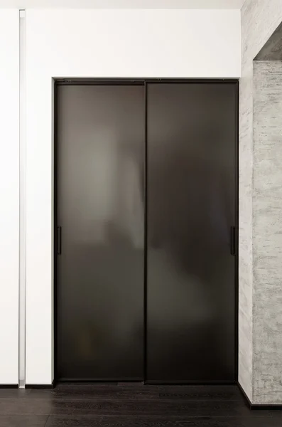Schiebetür-Garderobe im modernen Halleninnenraum — Stockfoto