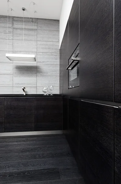 Parte da cozinha em madeira preta em estilo moderno com utensílios de construção — Fotografia de Stock