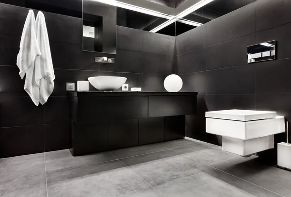 Moderno estilo minimalismo banheiro interior em tons preto e branco — Fotografia de Stock
