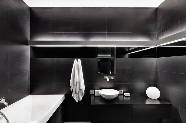 Style minimalisme moderne intérieur de salle de bain dans les tons noir et blanc — Photo