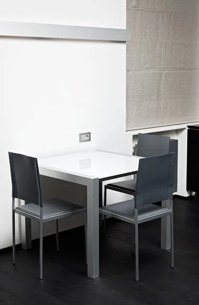 Mesa de comedor de alta tecnología en estilo minimalista moderno — Foto de Stock