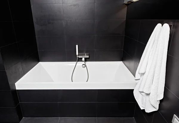 Bañera cuadrada blanca en el interior del baño moderno en blanco y negro — Foto de Stock