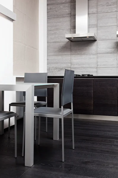 Fragmento de cocina moderna de estilo minimalista con mesa de comedor — Foto de Stock