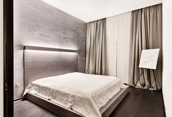 Interior de dormitorio de estilo minimalista moderno en tonos monocromáticos — Foto de Stock