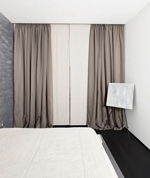 Moderner minimalistischer Stil Schlafzimmereinrichtung in monochromen Tönen — Stockfoto