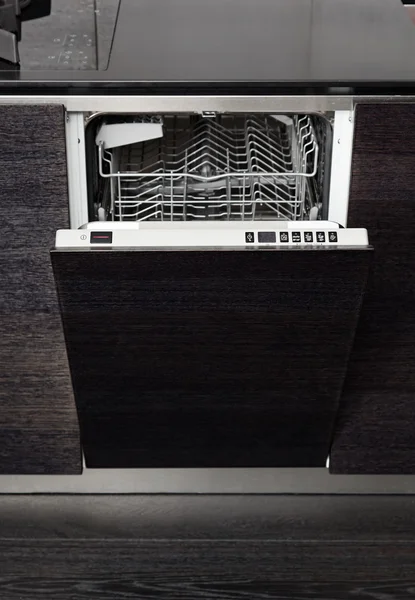 Открытая посудомоечная машина на кухне из черной древесины — стоковое фото