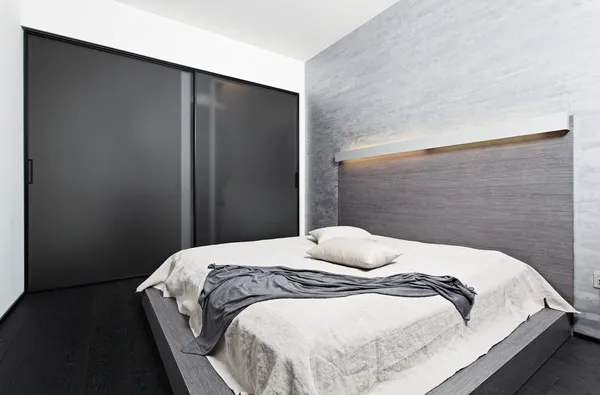 Modern mimari tarz yatak odası iç bej tonlarında — Stok fotoğraf