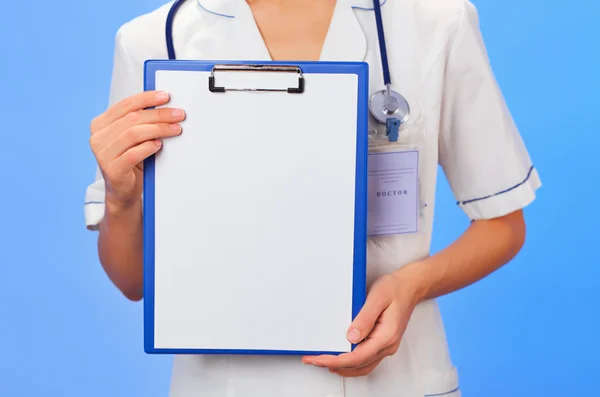 Doctor con portapapeles con copyspaces retrato de cintura alta en azul — Foto de Stock