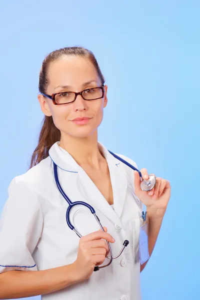 Médico terapêutico (mulher) retrato da cintura-alta com estetoscópio — Fotografia de Stock