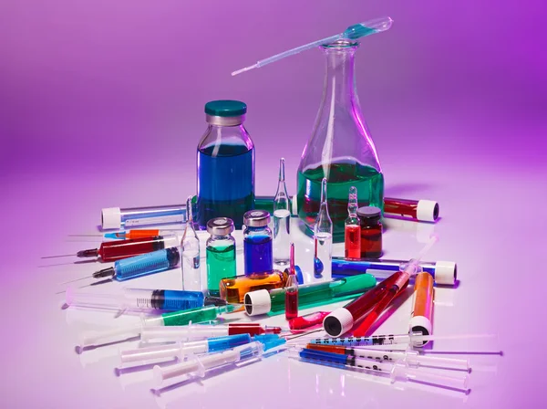 Laboratorio médico equipo de vidrio bodegón en azul púrpura —  Fotos de Stock