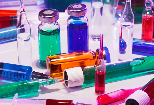 Laboratorium medyczne szklany sprzęt martwa na niebieski fioletowy — Zdjęcie stockowe