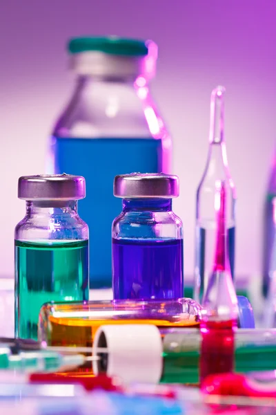 Laboratorio médico equipo de vidrio bodegón en azul púrpura — Foto de Stock