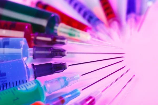 Muitas seringas multicoloridas, conceito médico ainda vida — Fotografia de Stock