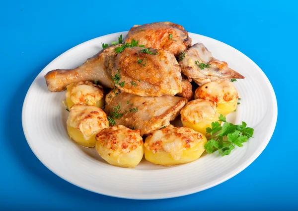 Kızarmış tavuk, patates ve yeşillik ile — Stok fotoğraf