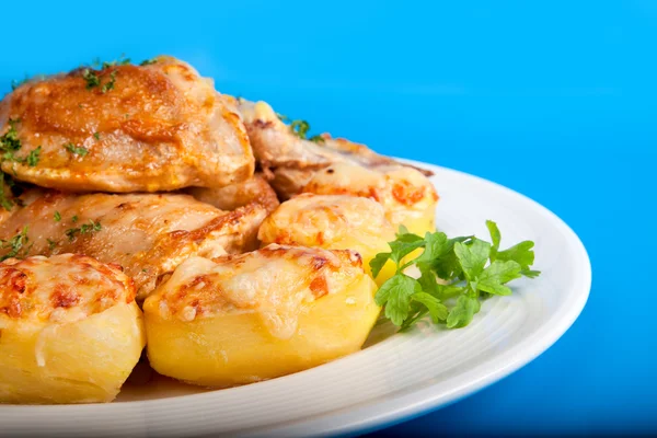 Frango assado com batatas e verduras — Fotografia de Stock