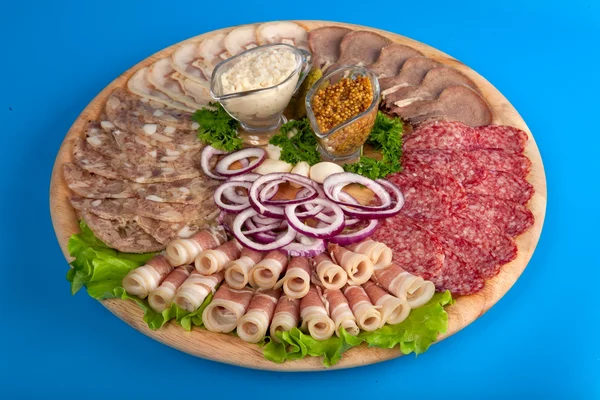 The cut sausage, bacon with mustard and onions on a plate — Stock Photo, Image