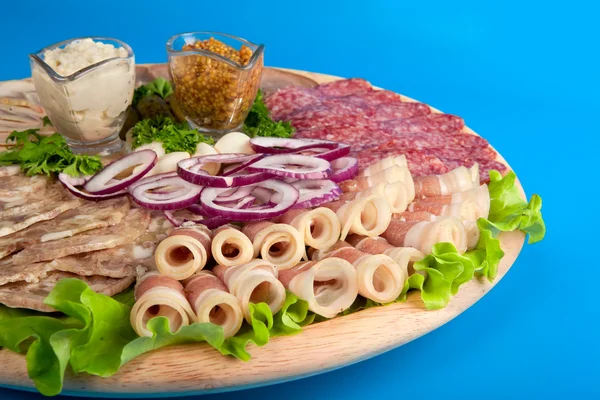 Řezané klobása, slanina s hořčicí a cibulí na talíři — Stock fotografie