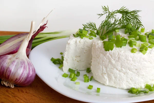 Cottage kaas met Groenen en uien op een plaat — Stockfoto
