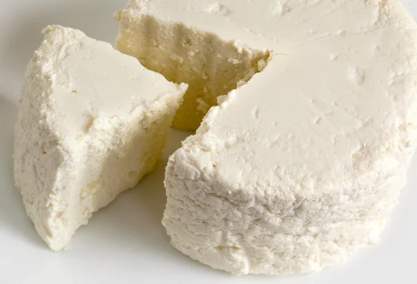 Cottage kaas op een witte achtergrond — Stockfoto