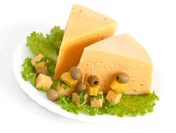 채소와 올리브 접시에 치즈 — 스톡 사진