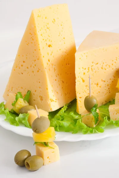 Сыр с зеленью и оливками на тарелке — стоковое фото
