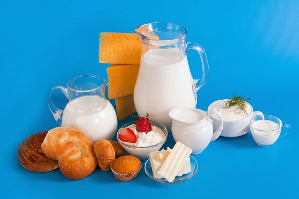 Zátiší s mléčnými výrobky a rohlíky — Stock fotografie